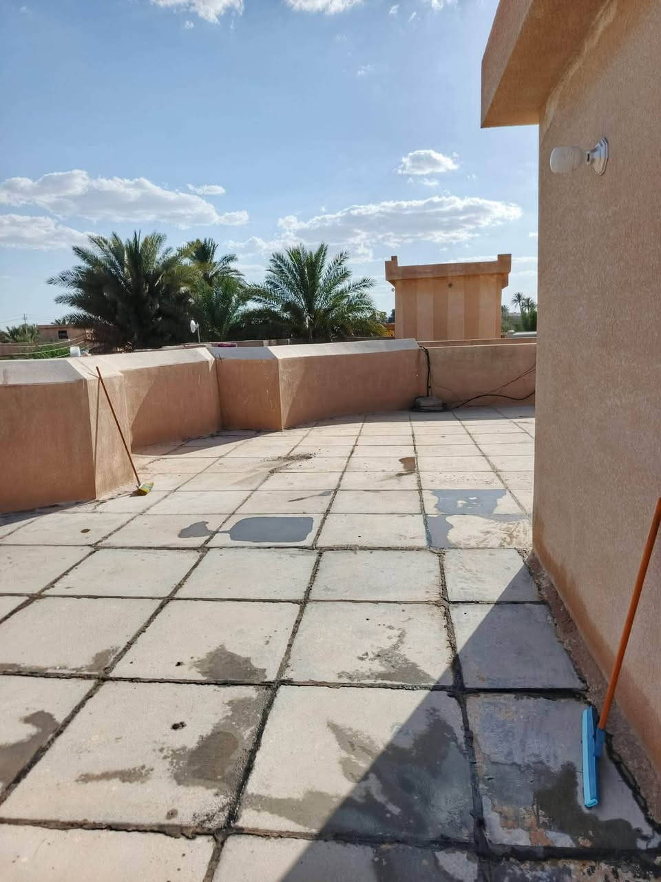 حل مشكلة الأسطح القديمة🏚والجديدة 🏚
هنالك الكثير من مشاكل التسرب والرطوبه والتعفن💧💧🌧في الاسطح القديمة والجديدة 
والتي يصعب حلها الا من خلال قلعها اواستبدالها 🔄 وعليه نقدم لكم الحل الامثل 
والذي يعتبر من افضل الطرق الحديثة لحل مثل هكذا مشاكل وذلك من خلال 
تنظيفها وطلائها  اساس برايمر وبطلاء الماده فايبروس اكواسيت او فايبروس العازل ابيض او الرصاصي 
المنشأ  تركي 🇹🇷 ألماني 🇩🇪 مرن عالي الالتصاقية على جميع الاسطح 
عازل مائي 🌧🌧١٠٠٪؜ عازل حراري 🔥🔥٧٠٪؜ 
عزل مائي . للاسطح . للجدران . للحمامات . الخزانات المسابح .
مع وجود كارد مخصص للعمل في جميع المحافظة  
للأستفسار الاتصال📞☎ ***********
