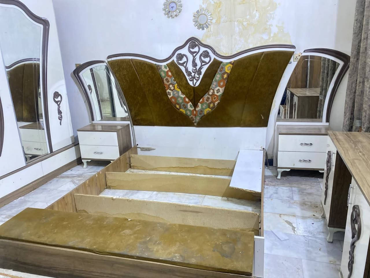 غرفه بيها ضرر بس مجرات الكنتور يرادلهن تضبيط ويراد تخته مال جربايه
مكاني بغداد البلديات السعر 225
***********
