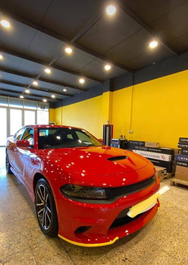 الموديل : 2022 . (خليجي) .
المحرك : V8.  5.7L .
العداد : 23 الف كيلو
الضمان : 3 سنوات او 60 الف كيلو متر . 
عليهه نانو سيراميك كامل ppf مع جام
فجوج 6 بستم تخم كامل مع فلنجات
هدزر لونك تيوب ريسنك مع داون بايب كامل 
شوته Afe مفتوحه
اويل كاشكان اصلي 

 
المواصفات :
* نسخة  RT PLUS - SUPER TRACK PAK .
* كت SRT كامل . 
* نقطة عمياء . 
* حساسات خلفية . 
* شاشه كبيرة مع نظام ملاحة نفكيشن GPS .
* الشاشة مع اوپشنات SRT . 
* سستم صوت الپاين مع سماعات پريميوم .
* ويل قياس 20 انج . 
* مصابيح امامية زنون . 
* كشافات الضباب زنون . 
* فتحت سقف (سلايد) . 
* مقاعد رياضية من الجلد الفاخر . 
* مقاعد أمامية كهربائية عدد 2 . 
* ذاكرة لحفظ وضعيات الجلوس (ميموري) . 
* مقاعد أمامية تبريد وتدفئة . 
* مقاعد خلفية تدفئة . 
* تشغيل عن بعد . 
* ستيرن كهربائي . 
* تدفئة ستيرن . 
* محدد سرعة . 
* تلفون بلوتوث . 
* كاميرا خلفية .
* مرايا متحسسة للاضاءة العالية .
* كير شفتر بالستيرن . 
* دخول ذكي (بصمة) .
***********
