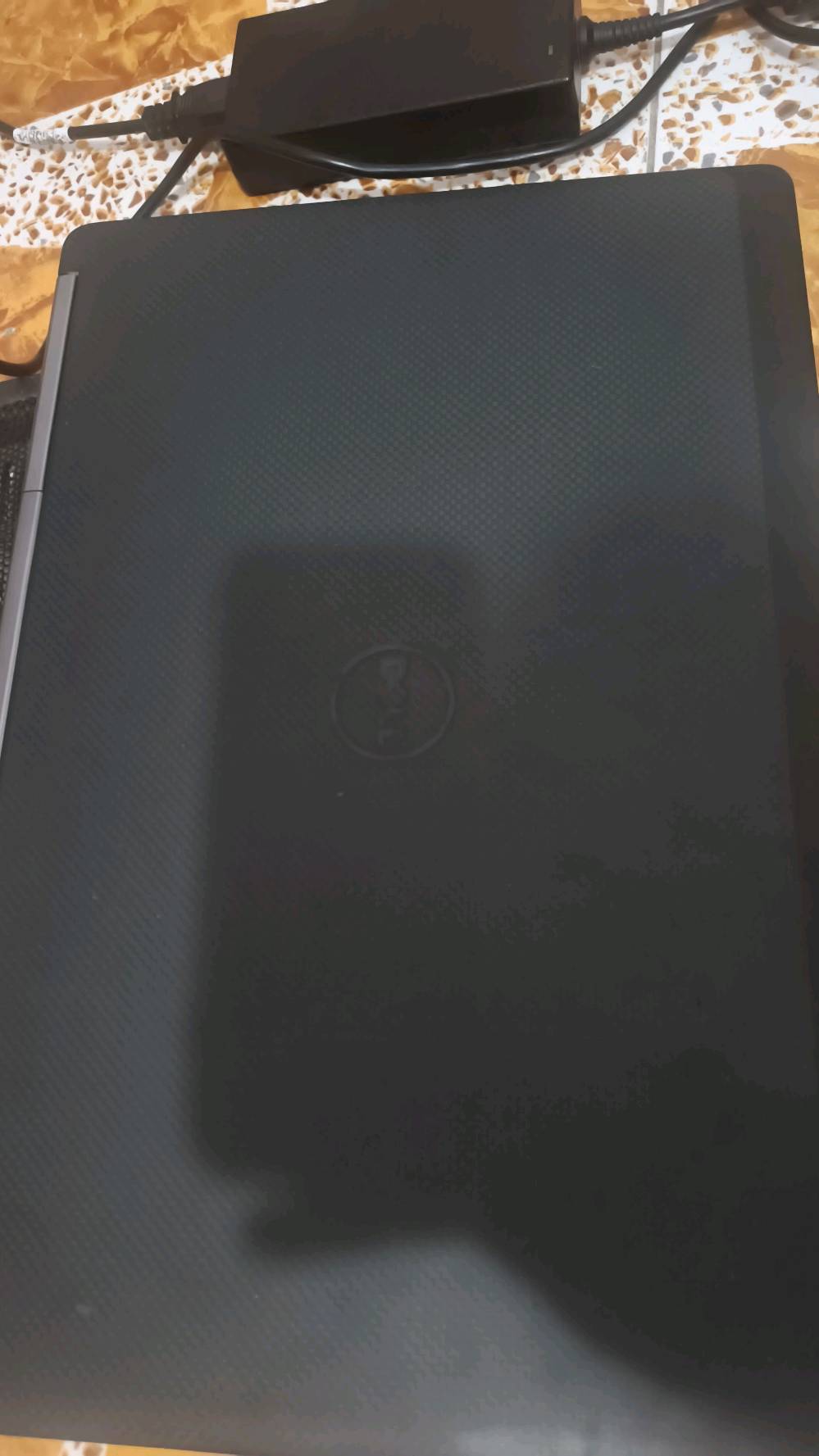 💻 للبيع: لابتوب Dell Precision احترافي (Workstation) بحالة النظافة والتكامل 💻

جهاز عملي وقوي جداً مخصص لأصحاب البرمجة، التصميم الهندسي (AutoCAD, Revit, 3D Max)، والمونتاج، ومناسب للألعاب.

🔹 المواصفات الفنية:
• المعالج: Intel Core i7-6820HQ (أداء عالي وسريع)
• الذاكرة العشوائية (RAM): 16GB DDR4 
• كرت الشاشة المنفصل: NVIDIA Quadro M4000M بسعة 4GB VRAM (أداء ممتاز للبرامج الثقيلة والتصميم)
• كرت الشاشة المدمج: Intel HD Graphics 530
• التخزين: SSD بسعة 512GB (سرعة عالية في الإقلاع وتشغيل البرامج)
• الشاشة: 17.3 بوصة بدقة عالية وضوح ممتاز

🔹 الملحقات والنظافة:
• الشاحنة الأصلية والبطارية الأصلية للجهاز 100%
• النظافة: الجهاز بحالة ممتازة جداً وبدون أي مشاكل
• يأتي معه: جنطة لابتوب جديدة + ماوس

💰 السعر: 400,000 دينار عراقي (قابل للتفاوض  للجادين)
📩 للطلب أو الاستفسار ومعرفة باقي التفاصيل يرجى التواصل عبر الخاص .