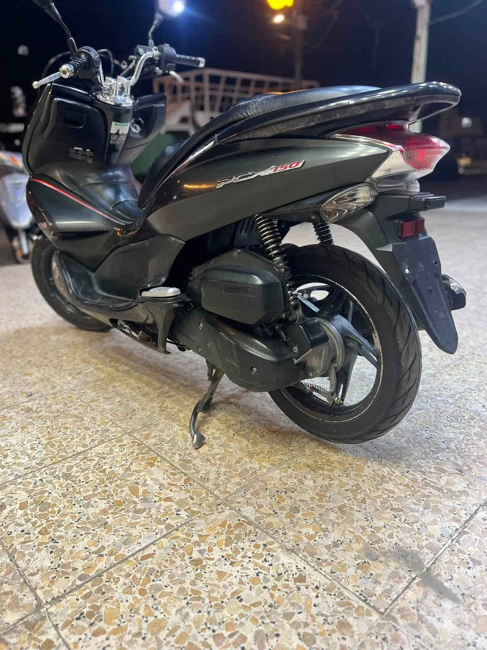 دراجه pcx  جيل اول مكينه  150
دراجه حته اوراق معرض موجوده ابو كيان بشارع الضلال 
ماشيه (28) الف 
  دراجة  كلها ابلاديه كفرات بلادي بلادي شرط النضافه دراجهة مال رمبه المديل 2016 ماخذها رمبه  يعني مو مال شارع دراجه 
حساس ازدحام سويجات ٢ الدراجه كفاله عامه الدراجه على ايدي شوفت عينك ياباني الاصليJF جديده مكاني 
بغداد  المنصور    السعر ١٤٥٠ وبيه مجال قليل 
اي استفسار 
***********
