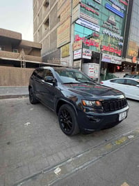 جيب شيروكي  .5 راكب بلاك توب   الموديل : 2018 المحرك : V6.  3.6L المود...