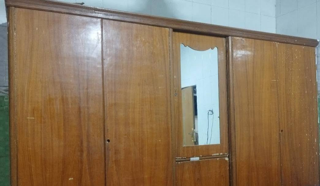 غرفه للبيع سعرها ٢٥٠الف صاج بس قديمه صارت تحتاج تجديد للي يريدها يراسلني او الاتصال ع الرقم ***********
