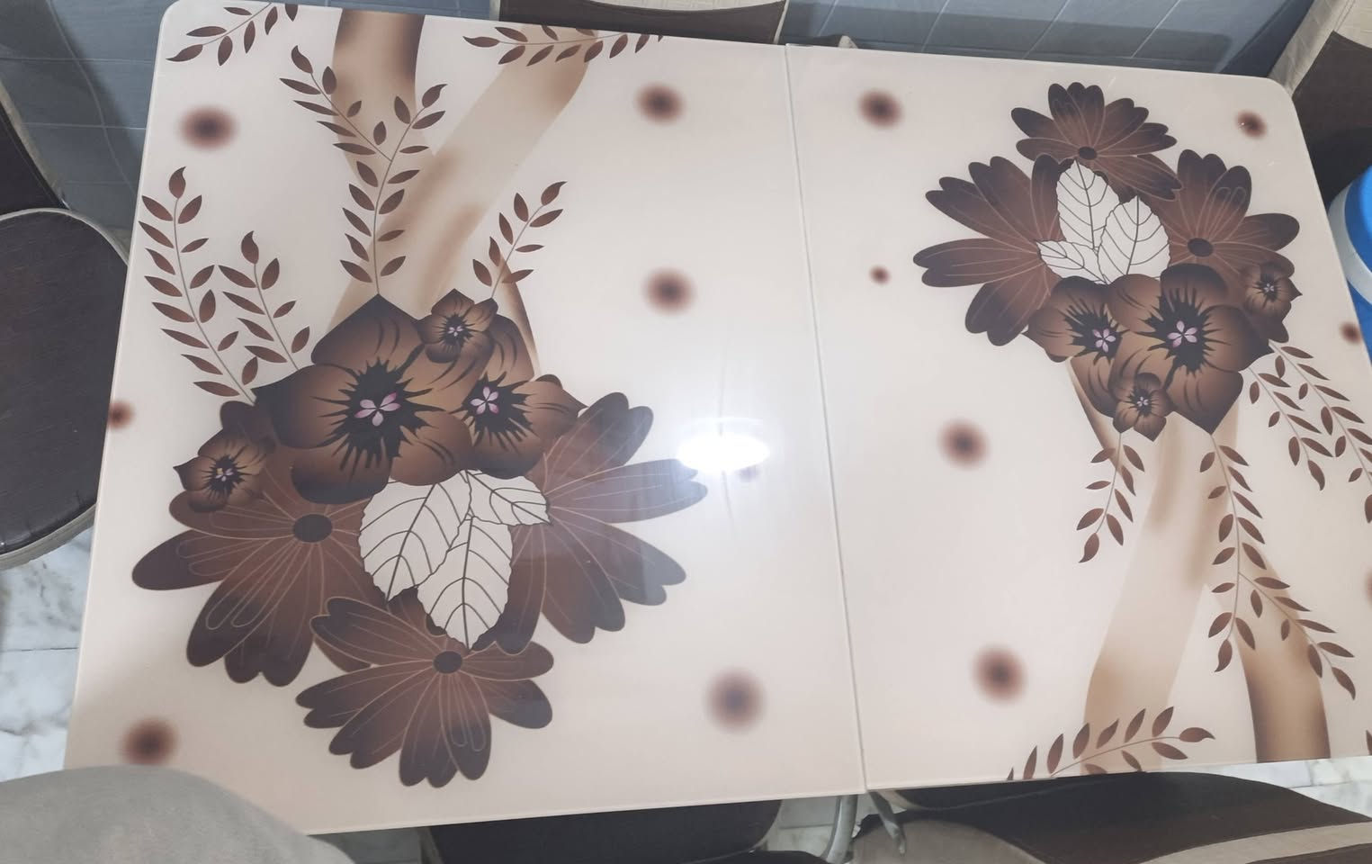 ميز طعام • قابل تكبير • خمس كراسي