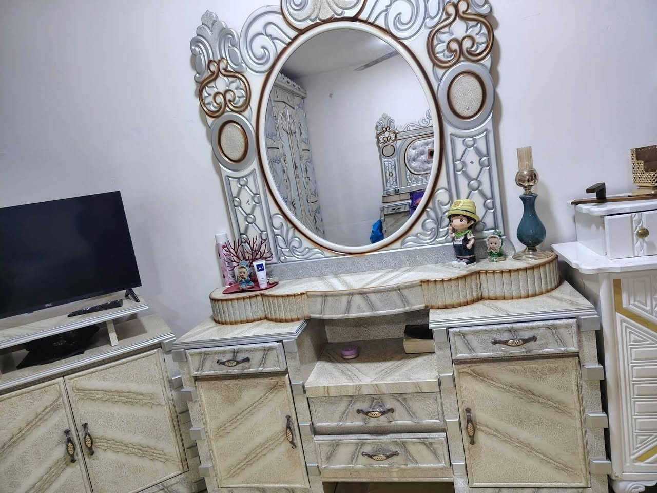 سلام عليكم غرفه عراقيه تصميم تركي اخت جديده صار شهرين من ماخذها ٢٢٥٠ وريد ابيع ١٥٠٠ وشراي يدلل مكاني الصويرة ***********
