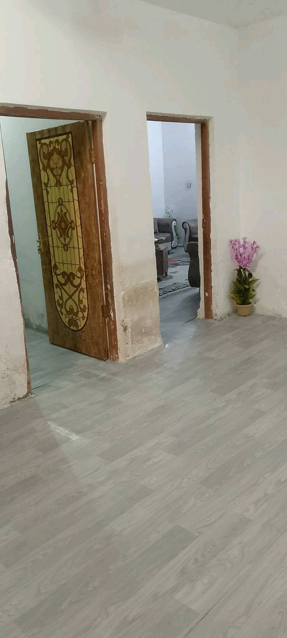 بيت ١٠٠ متر بي غرفه وصاله واستقبال ومطبخ وتخاريج اساس  تجعيب طابوك بناء بلوك سقف عكاده السطح فرشي بي خط مولده وانترنت  جاهز حتى التشاريف كامله بيه طارمه واسعه  الشراي يتفضل واتساب العنوان الكوفه شارع المعل قرب مدرسة الازدهار اواتصال ***********