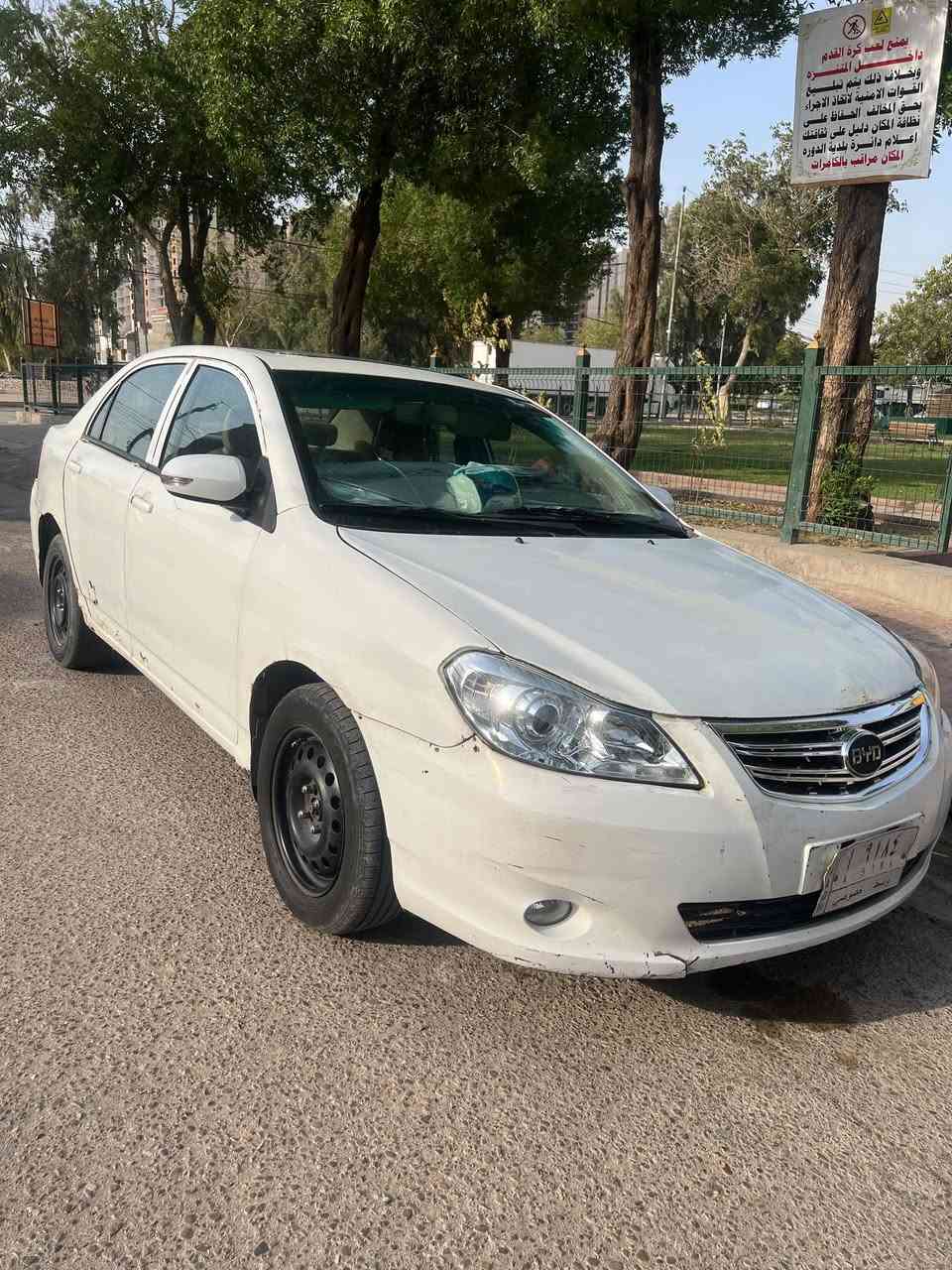 byd-G3 السيارة نظيفة مكينة محور كورلا نحلة 1.6 اوتوماتيك كهربائيات كلها شغالة فتحة بالسقف شغالة كشنات جلد داخلها نظيف
تخم تاير جديد وباتري جديد
بيها طخة جاملغ خلفي يسار وقليل 
خياس بابتين يمين
وتبريدها عاطل

مكانها بالدورة تحويل ثاني يوم
الشراي اتصال ***********
