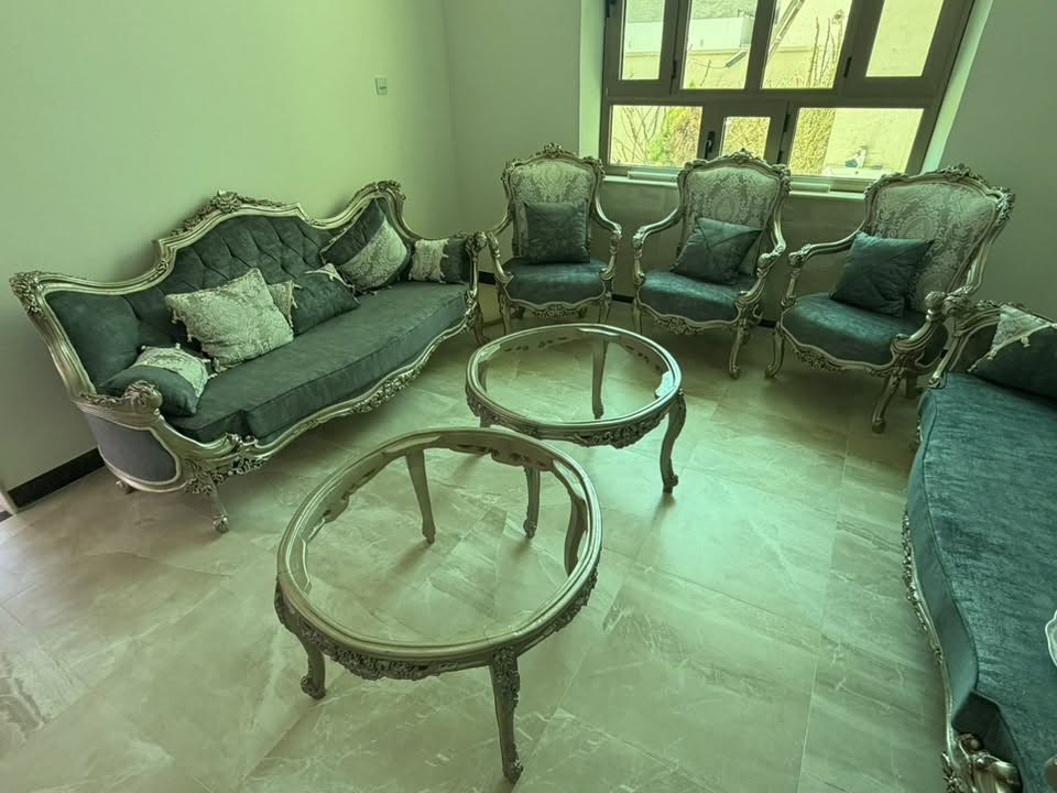 2 تخم مصري قنفات كل تخم 10 مقعد مع طاوله كبيره
مامستخدم ابد جديد ال 2 تخم بسعر تخم واحد التخم سعره الواحد 1،500 مليون  اذا 2 تخم بسعر 3،000،000 مليون بسعر تخم واحد خشب زان المصري الطرحه او الاسفنج سوفت 
للستفسار ***********
