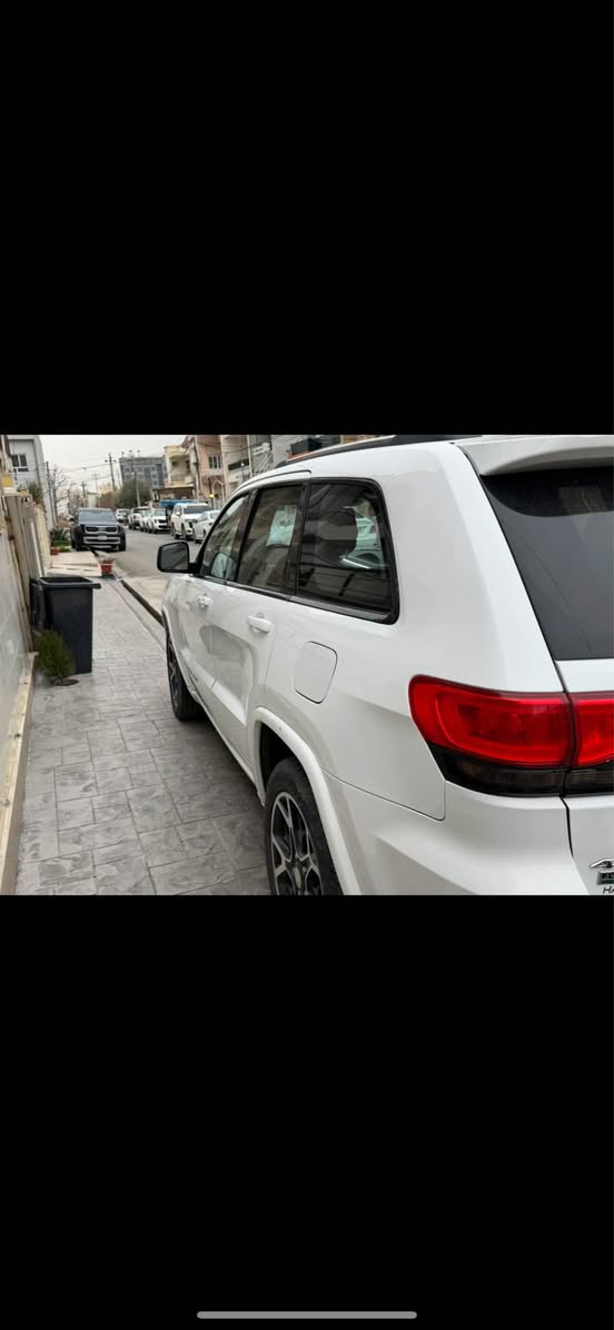 Jeep grand cherokee 2015 
٣ پارچەو نیوی بۆیاخە 
گێر و مەکینەی بە شەرت برغی لێ  بانەدرایە 
هەزە و سەنەوی نوێیە 
نرخی ١٥٨ و معامەلەیەکی کەم 
١١١ هەزار مایل رۆیشتووە 
شوێن هەولێر 

***********

جیپ گرقند شیرۆکی ٢٠١٥ 
بیها ٣ قطع و نص 
كير والمحرك بشرط و ما مفتوح 
الهزة والسنوية جديدة 
السعر ١٥٨ و بيها مجال حك الجية 
ماشیە ١١١ الف مایل 
العنوان اربيل أربيل, العراق
