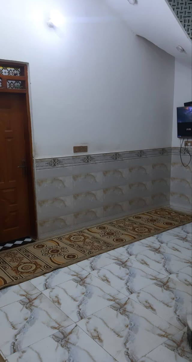 بيت للبيع طابو صرف المساحه 110 طابقين الطابق الأول غرفة نوم مطبخ صاله وصحيات واستقبل الطابق الثاني ثلاث غرف نوم وصاله وصحيات الدرج الطابقين مرمر السطح شتايكر إرتفاع الستاره مترين وربع البيت مطلوب سكان  سعر الكلي مع الاسكان 140 عنوان حي الفداء شارع المدارس قرب مجمع الخيرات  تواصل مع ‏‪***********‬‏
