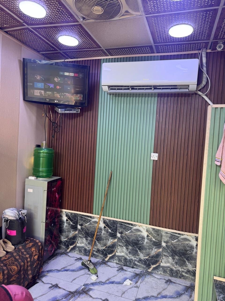 محل حلاقه للبيع وكما منشور بالصور وبحاله جيده وبسعر مناسب يحتوي على كراسي مع مري امام ومري خلفيه عدد 2  وخط كهرباء 24 ساعه المحل يعمل وبحاله جيده ومكان جيد مدخل الزهراء قرب مطعم الرسول /علما ترك العمل لعدم التفرغ وللاستفسا ر اكثر الاتصال ***********