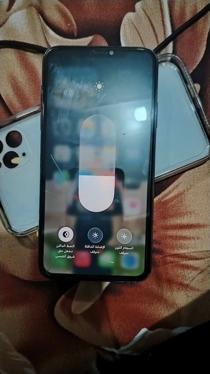 البيع11 يفون بروه مكس  275بيه مجال .مبدال شاشه اصليه 3خيارت بطاريه76 بلديه ميصرف شحن //*********** ///256ذكره  مكاني الزيدان

نص مكتوب في الصور:
- حالة البطارية والشحن رسالة مهمة حول البطارية حالة بطاريتك متدنية جدًا. يمكن أن يبدل أحد مزودي خدمة Apple المعتمَدين البطارية لاستعادة الأداء والطاقة القصويين. العثور على خيارات الخدمة... 76% الحد الأقصى للقدرة هذا قياس لقدرة البطارية مقارنة بقدرتها عندما كانت جديدة. قد تتسبب القدرة المنخفضة بتقليل ساعات الاستخدام بين عملية الشحن والأخرى. أقصى قدرة للأداء ستساعد الأنظمة المضمنة في النظام والمكونات في تخفيف آثار الأداء التي قد تلاحظها أثناء التقدم الكيميائي في عمر بطارية iPhone. شحن البطارية المحسن للحد من استنزاف عمر البطارية، يتعلم