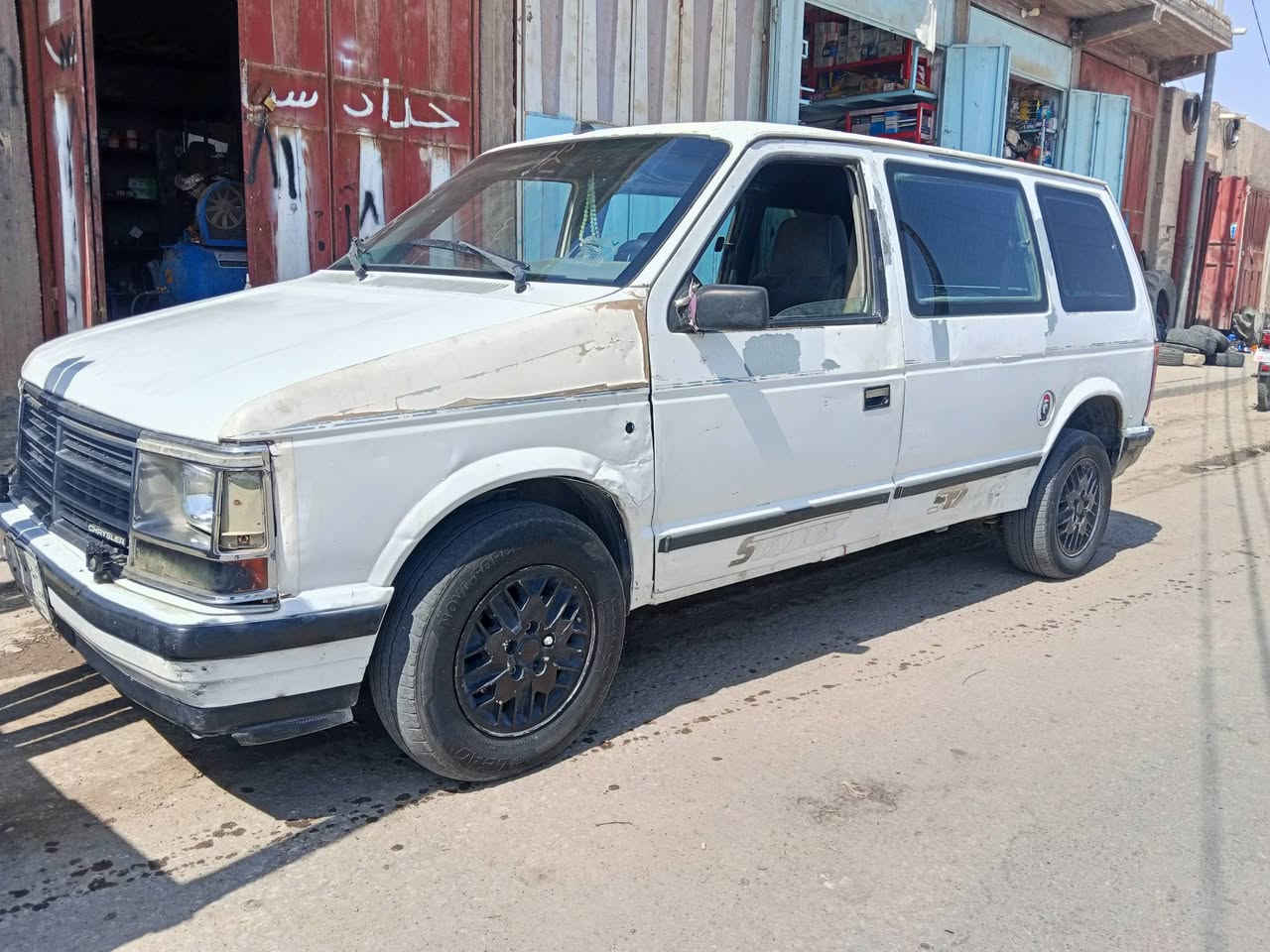 للبيع كرايسلر گرنفال موديل 1990
سياره نضيفه مكينه وكير كامري 2000
حداديه خير من الله جديده 
تايرات جدد 
تبريد عوزه بس كمريسر كامل كله 
كيجات كلها شغاله كهربايات كلها شغاله
السعر 30ورقه وبيها مجال 
سنويه صاقطه مشروع وطني 
العنوان الديوانية قضاء البدير ***********
