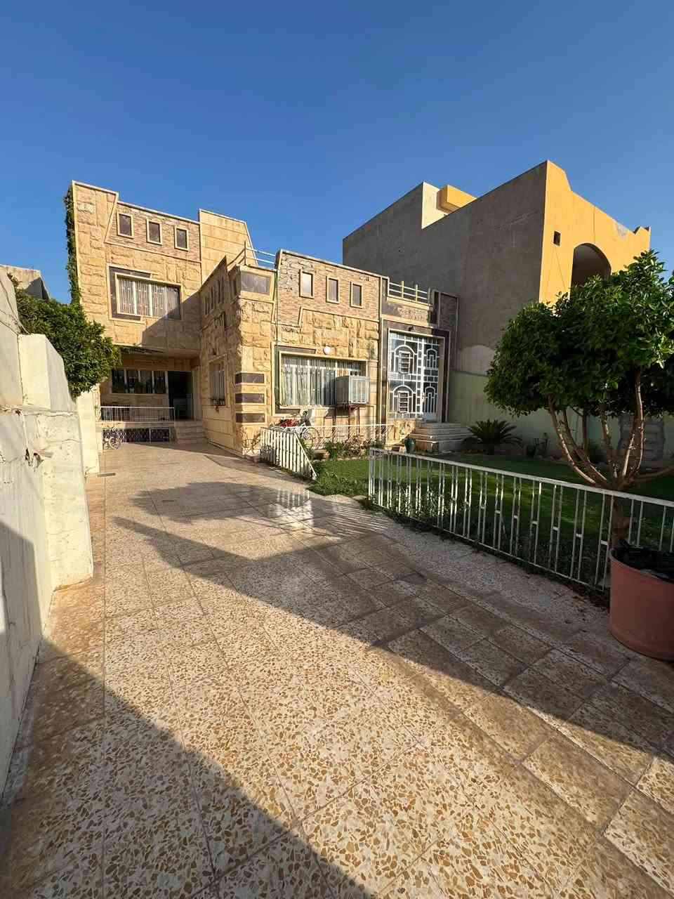 للبيع للبيع للبيع 

دار سكني في حي الرفاعي 
قرب اعدادية خالد ابن الوليد 

سند طابو 

المساحة 360 متر واجهة 12 عمق 30 
طابق ونص يحتوي الطابق الاول على غرفتين واستقبال كبير وصالة كبيرة ومطبخ  وحمامات+ سرداب  
وحديقة وكراج كبير 

يحتوي الطابق الثاني على غرفتين وحمامات

موقع جداً حلو ومميز عرض الشارع  20 متر 
للاستفسار 
الاتصال على الرقم التالي 

***********واتساب
