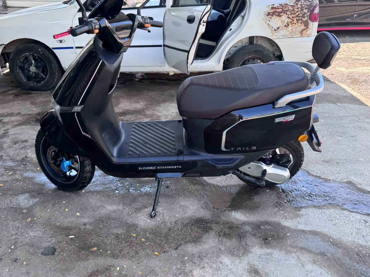 دراجة شحن 6 بطاريات
ملف 2000
سرعةً 60 
3 سرعات 
نضام R 

مثبت سرعة 
نضام بارك  
لايت عالي ناصي 
ويل حجمً12 
موديل 2025.    تعتبر 26 

نضام سمارت  ذكي تربط عل تلفون 
مكاني بغداد دورة مهدية الثانية 
*********** واتساب سعرهة 700 الف بيهة مجال
