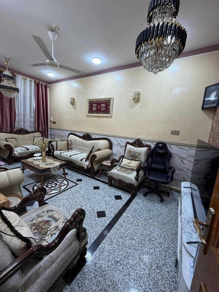 بيت 100 متر للبيع او مرواس ب 200 بحي الجامعه طابو كونكريت بناء درجه اوله مكانه حي الجامعه خلف معهد التقني مقابيله مشروع حديقه وليس فرع طابقين ونص بيت جاهز 
للستفسار اتصال ع رقم ‭***********‬

