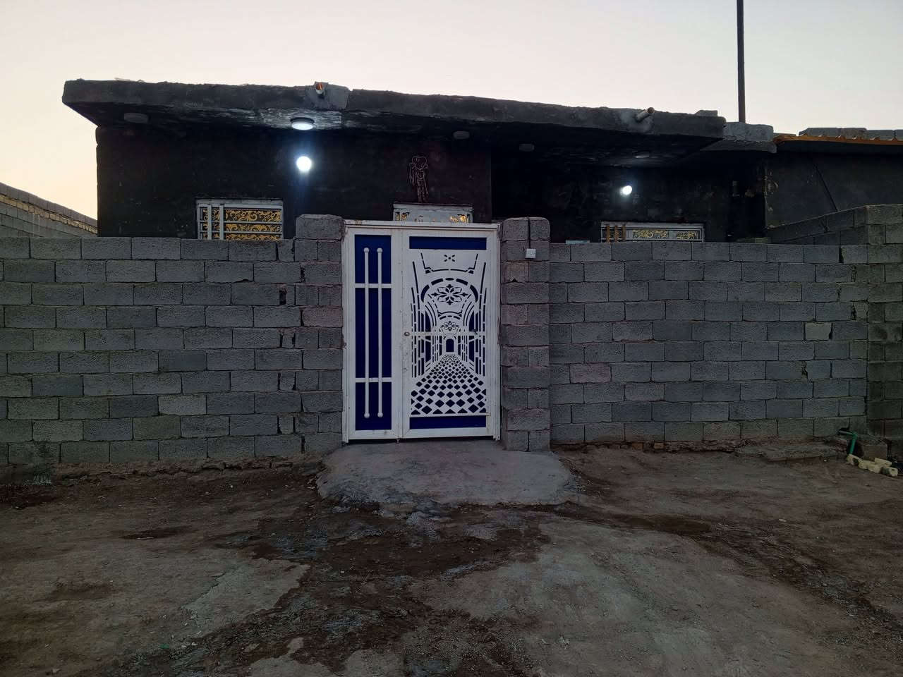 السلام عليكم بيت بحي المتنبي  سكف عكاده والبيت ملبوخ والكاع صبه البيت مساحه 156 متر البيع سعره 25 وبي مجال  التصال هذا رقم
***********
***********

