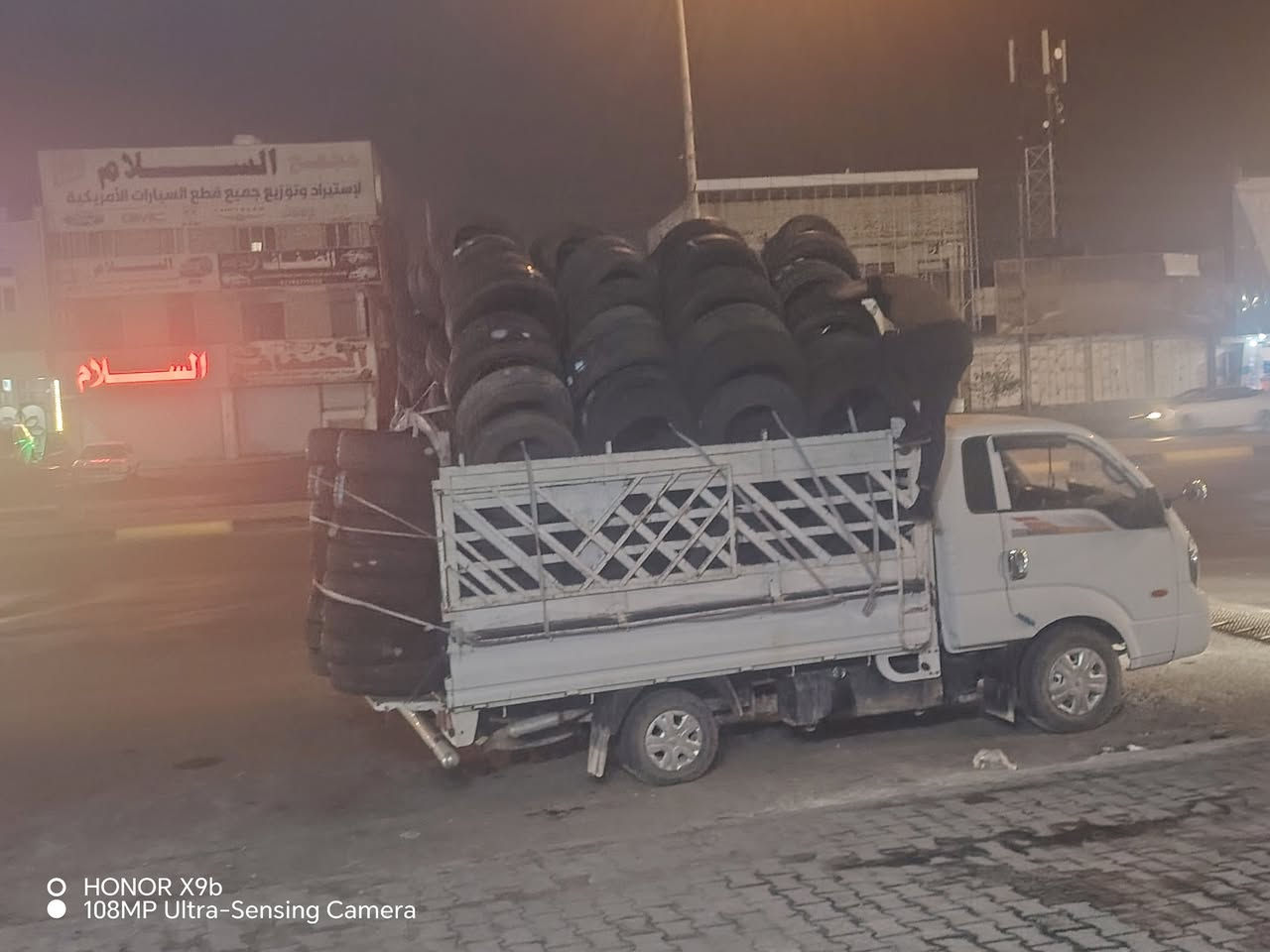 سلام عليكم تايرات باله انواع الاحجام العنوان محاويل ناحيه الامام

نص مكتوب في الصور:
- O HONOR X9b
- 108MP Ultra-Sensing Camera