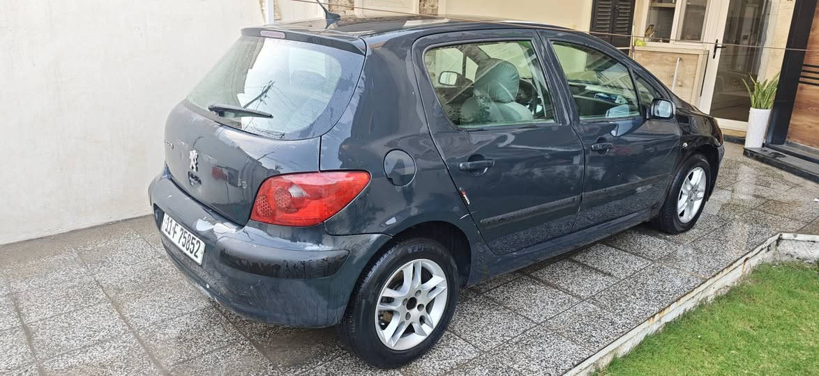 السلام عليكم ورحمة الله 
بيجو 307 موديل 2006
محرك  4 سلندر 1.6 CC
رقم بغداد   11F 75852 سنوية بأسمي 
اللون اسود غير محدد 

معلومات السيارة 👇
✅ محرك بحالة ممتازة جدا
✅ بلكات جديدة 
✅ نوزلات جديدة 
✅ جويتر جديد
✅ فيول بمب جديد
✅ خزان وقود جديد
✅تبريد شغال 
✅ صدر السيارة جيد 
✅ حماوة ثلث ثابت 
✅ تايرات بحالة ممتازة 

نقوصات السيارة 👇 
❌ ماطور جامة امامية جهة السائق
❌ بكرة احزمة الامان الامامية 
❌ تطبيك دعاميات 
❌ صبغ بنيد + دعامية امامية 
❌ كير منقص دهن ( كل 3 اشهر ينقص 1 لتر )

السيارة كلش ناعمة ترايهة حلو طستهة حلوة  
اعتمادية واقتصادية بصرف البانزين وبانزين فقط محسن افولهة السيارة يمي صارلهة سنتين 
شوية جارد اللون مالتهة وهذا طبيعي مقارنة بسعرهة بالسوك 

السعر ( 48 ورقة وقابل للتفاوض بشي بسيط ) 

مكان السيارة 👇 
بغداد / العامرية 
***********
