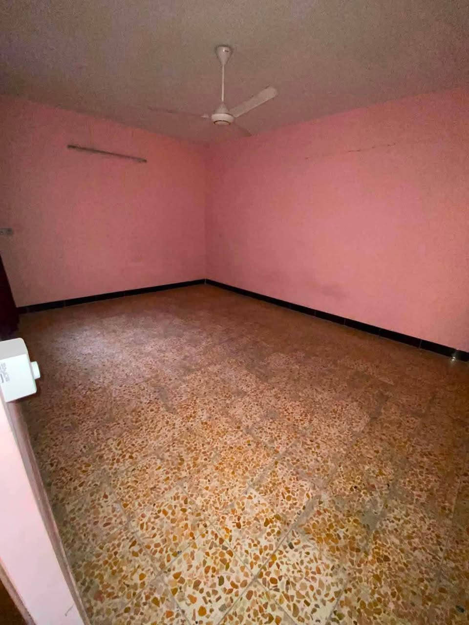 #للايجار في منطقة السيدية
بيت سكني ونظيف جداً، جاهز للسكن، يتميز بموقع هادئ ومناسب للعوائل.

المساحة: 150 متر

🔹 يحتوي على:

* 3 غرف  نوم

* صالة

* مطبخ

* خدمات 

 

* ⁠كراج

💰 الإيجار: مليون وربع

📞 للاستفسار:***********

