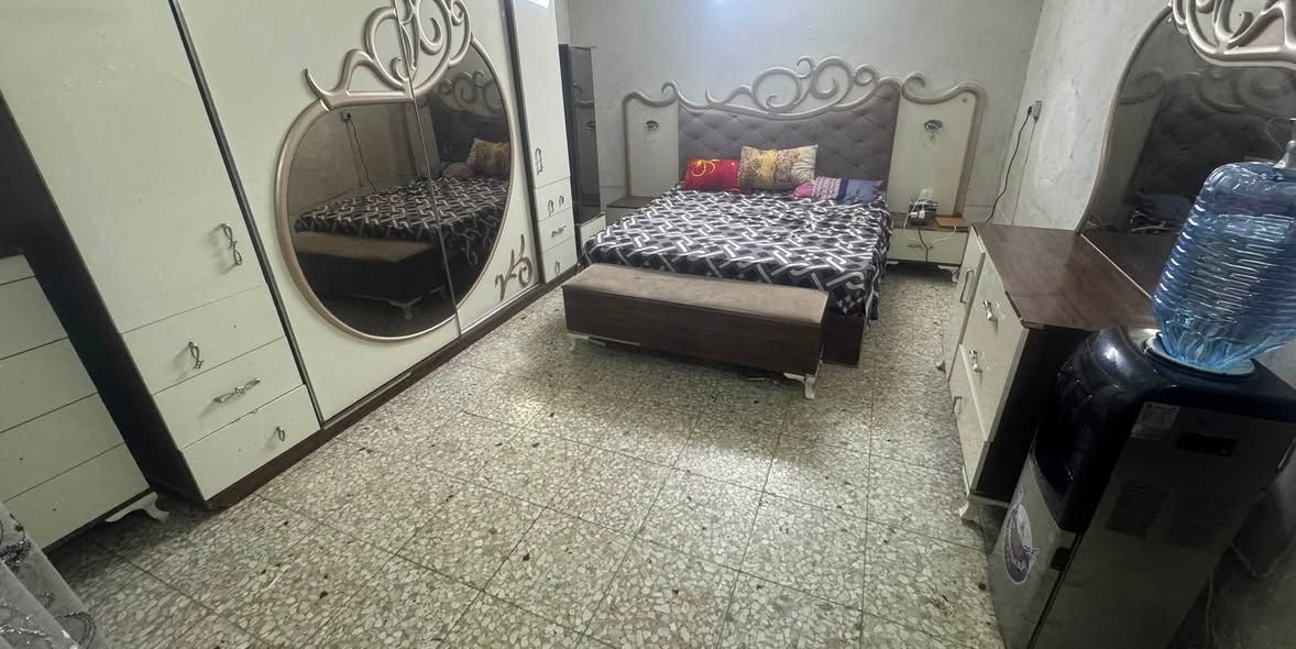 يالله غرفة باب اول 6 قطع جبيره سعرها 500  مكاني بغداد مقابيل مرور اطوبجي مابيها اي كسر فقط يدات تحتاج ***********

