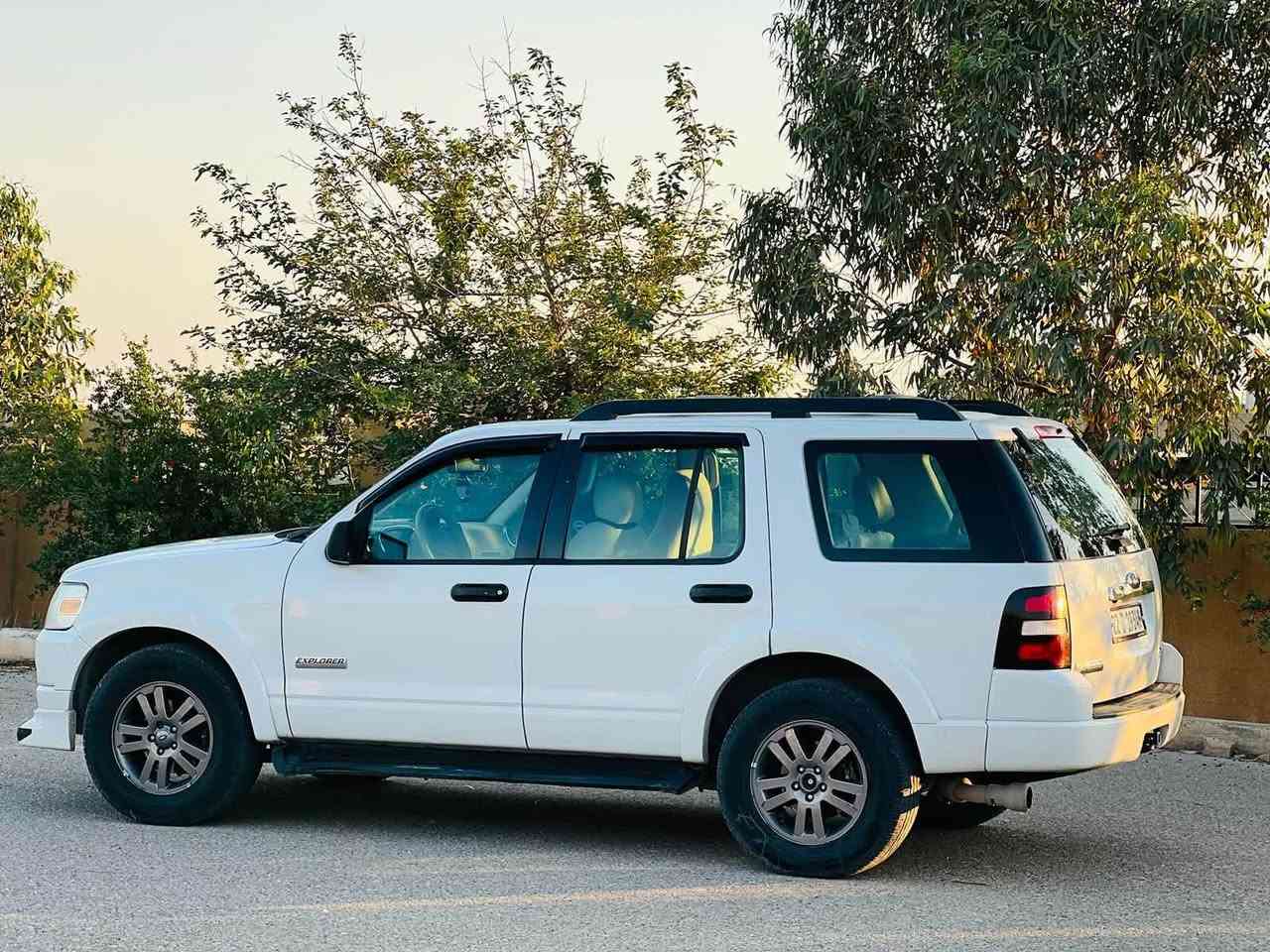 السلام عليكم بيع او مرواس بسياره ناصيه
فورد اكسبلور خليجي موديل 2008 عارضه 105$  سياره وضع شركه بلاديه بدون حادث بدون تبديل جديده بمعنى الكلمه محرك ٦ سلندر حجم 4000 ( مكينه وكير كفاله بالشرط ) سياره فول مواصفات 1/1 فتحه بالسقف / كشنات جلد كهرباء / شاشه وDVD بالسقف / 7 راكب /3قطع تبريد / دكمه دوسه سكليتر وبريك كهرباء تصعد وتنزل / فول تحكمات استيرن/ شاشه اعطال وبعد هواي مواصفات معروفه بالفورد الخليجي( سياره وكاله نيفا) سياره بيها البنيد صار بي صبغ قليل اثر ملصق فابلون فقط فقط ( مكان السياره بغداد _شارع فلسطين الاتصال بالهاتف :*********** خاص مغلق 🔏
