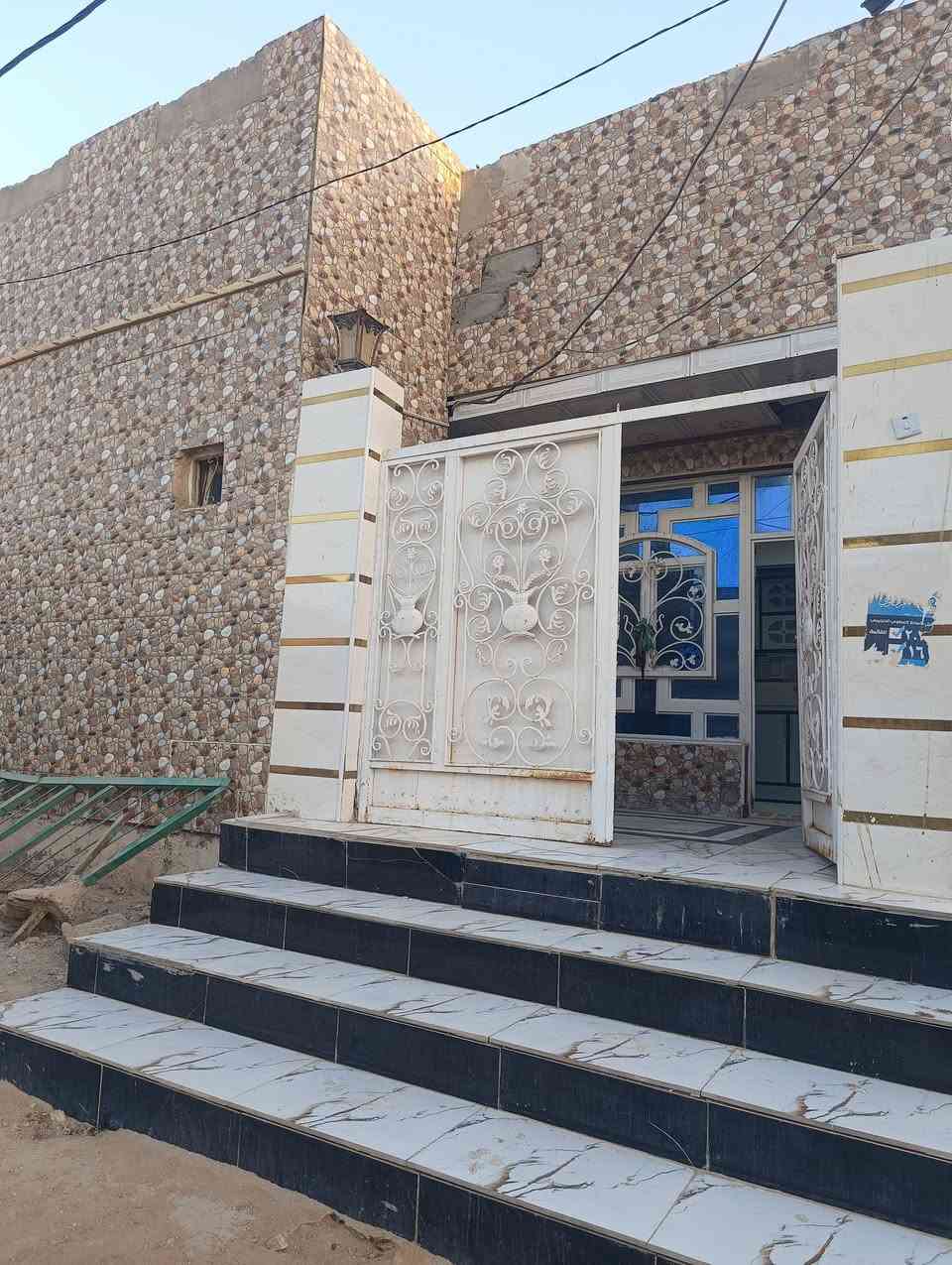 يا الله بيت للبيع المساحة 100مربعة ركن ع شارع 15
البيت يتكون من غرفتين وصالة واستقبال ومطبخ 

الاساس صب+السقف صب البناء نضيف مثل مواضح بالصور

علمآ البيت بي وكالة بغداد بيها صحة صدور 

مكان البيت حي النداء منطقة ال 59 
السعر.. 78.. وبي مجال للشراي

اي استفسار اتصل بالرقم ***********

