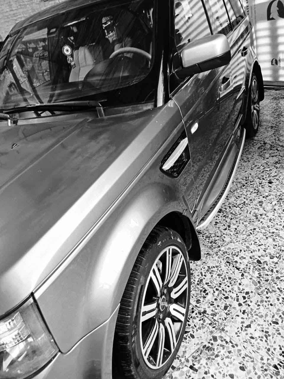 سلام عليكم 
للبيع 
رانج روفر  موديل 2010 
RANGE ROVER 
السياره رقم بغداد الجديد هزه وسنويه جديد
كير مكينه كفاله
بيها 3 قطع صبغ لجماليه  فقط الباقي مكفول
السياره كلش جديده 
مواصفات فول
تخم تايرات جديد
بصمه تشغيل بصمة بيبان بصمه 
السياره مكينه ثمانيه سلندر العادي بدون سوبر المرغوب شلعه ومعدل فول
السياره كشنات جلد 
2 كشن كهرباء
ستيرن كهرباء
كشنات تدفئة
شفتات ستيرن 
مري جانبيه كهرباء وتنزل من ترجع 
شاشات خلفية للصف الثاني 
فتحه سقف 
بجم زنون
 بوب بصمه 
فتحة سقف
أناره ترحيبيه 
خزن ميموري
كامره خلفيه
هاندبريك كهرباء
٨ وسادات هوائية
خمس وضعيات قياده 
السياره جكات تصعد وتنزل 
تحكم ستيرن جوبلسات صدر خلفي امامي جدد
سيارة نظيفه جداً
 مكان بغداد 
للاستفسار***********
شراي اتصل بي واتساب
