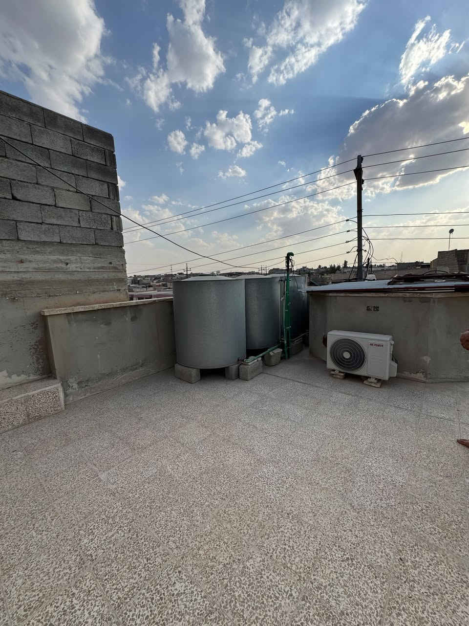 للبيع للبيع للبيع

دار سكني في حي موصل الجديدة فرع جامع الاغوات موقع جداً حلو ومميز
المساحة 220 متر
 واجهة 17 متر
عمق 13 متر  
بناء سنة 2022 نظيف جداً
طابق واحد 
يحتوي البيت على كراج وغرفتين نوم واستقبال كبير 
ومطبخ وهول 
البيت مجهز بل سبالت وسقوف ثانوية 
البيت سيراميك بل كامل 

للاستفسار الاتصال على الرقم التالي 
او مراجعة مكتب احمد الحاج هاشم للعقار 

***********
