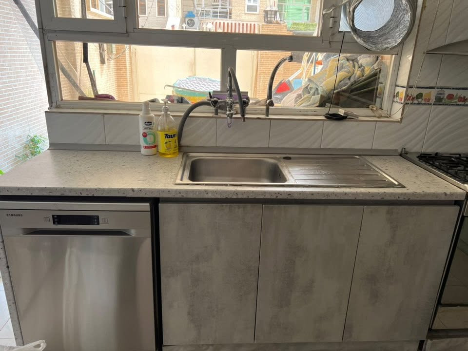 کاوەنتەر و تەباخ و مرشح زۆر پاک و خاوێن تەنها دەرگای فڕنەکەی تەباخ لایەکی قورپەکەی شکاوە و چاککردنەوەی زۆر ئاسانە، هەمووی بە یەکەوە ٦٠٠ هەزار
*********** هەولێر
