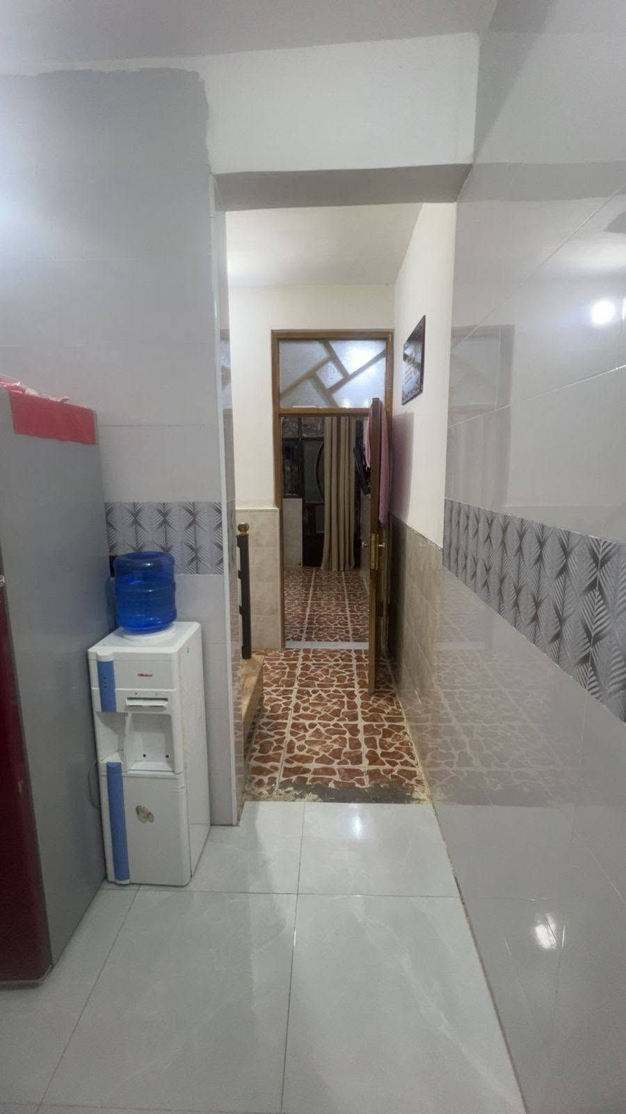 دار للبيع مساحه 50 طابو زراعي سند 25 بسمي 
قاط او نص 
ستقبال او مطبخ صحيات منور القاط الثاني غرفه نوم كبيره بيتونه او صطح بناء بلوك درجه اولى بيت جديد كامل من كلشي بس لبخ الخارج مي مجاري كهرباء انترنت كلشي موجود مكان سريدات القديمه بدايت مربع ال 3 قرب مولده محمد ابو روان سعر 48 
*********** واتساب بس
*********** تصال او هم واتساب
