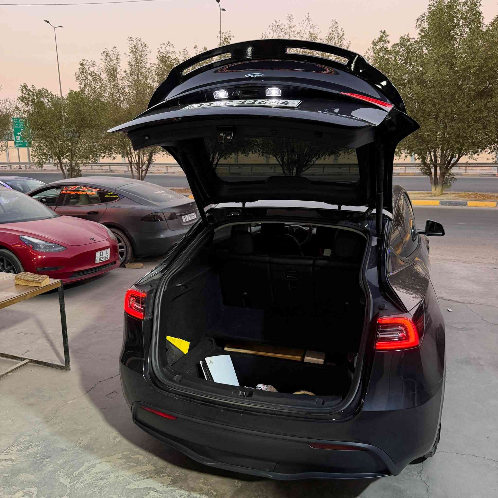 بيع فقط 
تسلا موديل y تك ماطور 
2024 
ماشيه 43,000 km 
بدون ايرباك 
ثلاث قطع صبغ 
السعر 183
عنواني النجف الاشرف حي الغدير 
تواصل ***********
