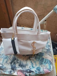 جنطة نساني جديدة والله السعر ٥ للاستفسار الاتصال على الرقم 07710551421