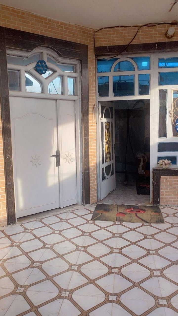 بيت زراعي سند 25  مساحه 200 متر البيت مكون من غرفتين وموزع واستقبال وحمام +صحيات داخليه وصحيات خارجيه ومطبخ ومنورين ع يمين البيت و ع يسارة بعرض 1متر ونص ويوجد طابق ثاني سندويتش ودرج خارجي للطابق الثاني يعني بيت فوك وبيت جوة الفوك كامل ماء ومجاري وكهربا
البيت صب مو عكاده بنيانه نضيف وكلشي جديد سيراميك واجهيه مثل ما موضح ب الصور المنطقه امان وهدوء 
مكانه بابل حي الصدرين قرب الساده البو خطه 
سعرة 110 وبي مجال قليل
الأتصال..*********** وبي واتساب
