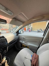 نيسان صني هندي للبيع موديل 2024 السيارة حلوة ماشية 59 الف  بيهه بارد و...