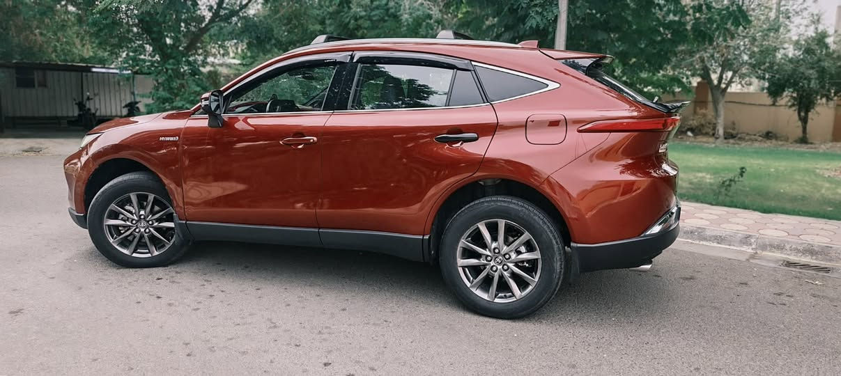 السلام عليكم 
للبيع  Toyota Venza 2021 XLE

 اللون: أحمر
 الموديل: 2021
 الممشى: 45,000 كم
 المحرك: 2.5 هايبرد
 الدفع: AWD دفع رباعي
 القير: أوتوماتيك CVT

 مواصفات وتجهيزات السيارة:

 الداخلية والراحة
• داخلية جلد
• كشنات كهربائية
• تدفئة وتبريد للكشنات
• سستم صوت JBL
• كونترول لمس
• جام 4 أبواب أوتو
• تبريد ما شاء الله ثلج 
• مرآة وسطية عاكسة للضوء
• صندوق كهربائي ذكي
• البيبان والصندوق فتح بصمة
• ترحيب عند الاقتراب من السيارة

 الأمان وأنظمة القيادة
• حساسات أمامية وخلفية
• كاميرا
• رادارات 360 درجة
• مانع تصادم أمامي وخلفي
• توقف ذاتي أمامي وخلفي
• نظام مساعدة/قيادة ذاتية
• أنظمة Toyota Safety Sense
• أنظمة الثبات والفرامل الإلكترونية
• عدة وسائد هوائية

 الإضافات
• سبايدر خلفي
• راكات بلادية
• جنوط ألمنيوم
• دفع رباعي AWD
• نظام هايبرد اقتصادي

 حالة السيارة
• الصبغ: جاملوغ + الباب الأمامي اليمين + البنيد+ لباب الخلفي 
• السيارة واضحة بالفحص وما بيها إخفاء للملاحظات
• مناقصة كلشي والحمدلله
• الصيانة باستخدام دهن Amsoil الأمريكي الأصلي
• بنزين فقط محسن

 سيارة نظيفة ومواصفاتها عالية، والممشى 45 ألف كم.

رقم الشاصي وصور الحادث مع الصور 

 للتواصل: ***********

185 ورقه وبيها مجال
