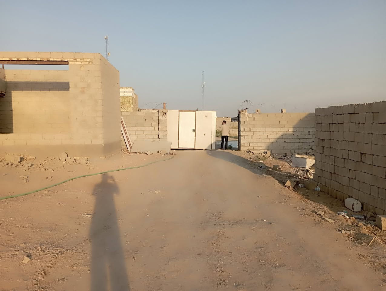 المزرعة مساحتها ١٢٥٠ تحتوي على هيكل
طابو زراعي سند 25

مكانه حي منصور نزلت علوه سيد وتكدر تجي من نزله الثانيه من فلكه مال نزله الامام 

الاتصال ***********
