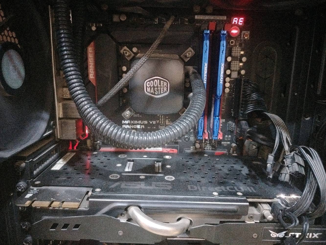 للبيع بندل احترافي (بورد + معالج + رامات + تبريد مائي)
​اللوحة الأم (Motherboard): ASUS ROG Maximus VII Ranger (Chipset Z97) - فئة احترافية مخصصة للألعاب والكسر.  
​المعالج (CPU): Intel Core i5 (الجيل الرابع - socket LGA 1150).
​الرامات (RAM): Kingston HyperX Fury DDR3 بحجم 16GB (قطعتين 8GBx2).  
​المبرد (Cooler): تبريد مائي مغلق من كولر ماستر (Cooler Master Liquid Cooler).  
​ملاحظات:
​القطع شغالة وفحص وتجربة على الشرط.
​التبريد المائي يعمل بكفاءة والرامات شغال Dual Channel.