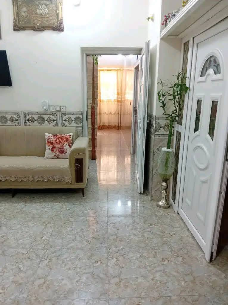 سلام عليكم بيت للبيع جنس العقار طابو بستنه اقرار محكمه سند 25 مساحه 200 متر البيت يقع عله فرعين/فرع 5/وفرع4/بناء  طابقين كراج سياره وحديقه 3غرف نوم+استقبال+صاله+مطبخ+ صحيات عدد 2 خارج وداخل العنوان كربلاء الحر الصغير  عبر   جسر       البزل الكبير شارع السجه ***********
