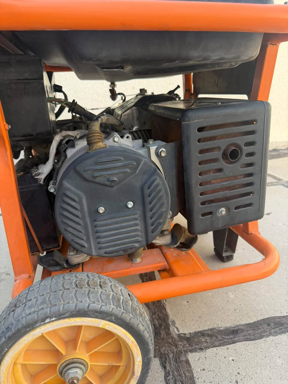 السلام عليكم اخوان مولدة بانزين فيكونتي 5.5 kva أمبير 23 نظافة 90 بالمية سعره 375 الف عنواني بغداد اليرموك ***********
