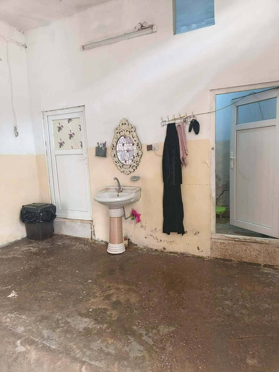 سلام عليكم
بيت للبيع في منطقة الصناعه القديمه يم جامع ابو زعيان بالايمن والمساحه 200 متر والواجهه 9:30
يحتوي على خمس غرف
بسعر 78وبه مجال للشراي
***********
