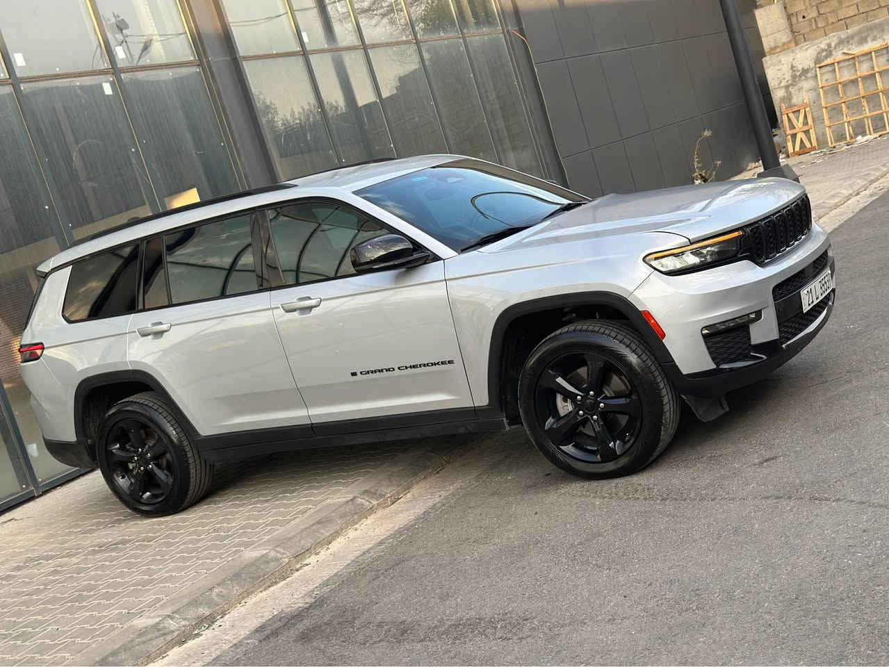 Jeep Laredo 2022 L black top 
بۆنیتی بۆیاخه‌ له‌گه‌ڵ بستی چاملغی بی ئیرباگ بی شانسی هه‌موو به‌شه‌رت 
مواسه‌فاتی بلاك تۆپ به‌س سڵاید نیه‌ 
٤ تایه‌ی لۆكی دانلوبی له‌سه‌ره‌ 
٦٩,٠٠٠هه‌زار میل ڕۆشتووه‌ 
گێر و مه‌كینه‌ به‌شه‌رت 
دیناری مه‌سره‌فی تیا نیه‌ 
سه‌نه‌وی تازه‌ به‌ ناوی خۆمانه‌وه‌یه‌ 
سعری ٢٥٥ و مه‌عامه‌له‌ 
*********** السليمانية, العراق
