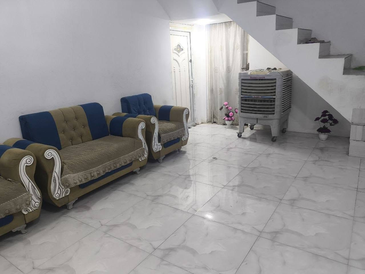 السلام عليكم للبيع بيت بحي المهندسين المساحه 260 غرف نوم ٢ سويت حمام هول ٤/٨ وصاله ٤/٥ ومطبخ حار وبارد ومضيف ٩/٤ بناء طابوك اول شارع حديث السعر ٨٠ بي مجال بسيط اللاستفسار اتصال *********** مراجعه مكتب النوارس شارع مستشفى ***********
