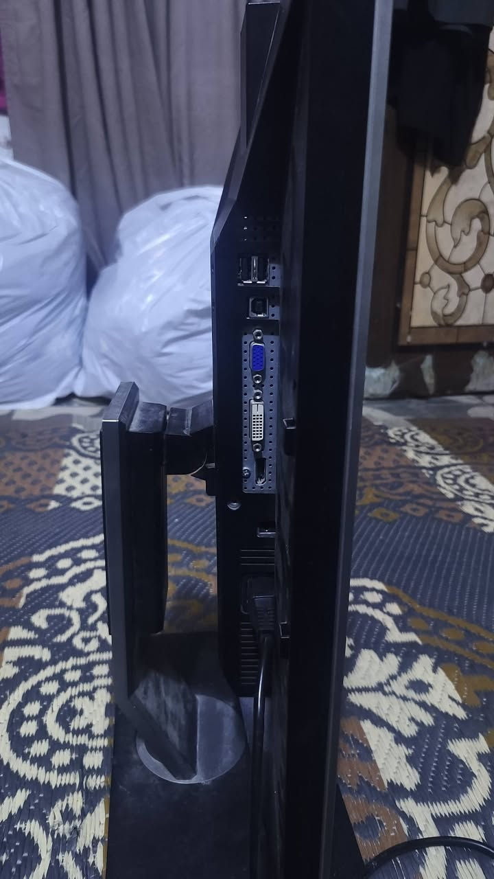 سلام عليكم
شاشة DELL p2210f حجم 22 عرض فقط شغالة 
السعر 50 ألف بيهة ضربة موضحة بل صور
المكان بغداد ***********
