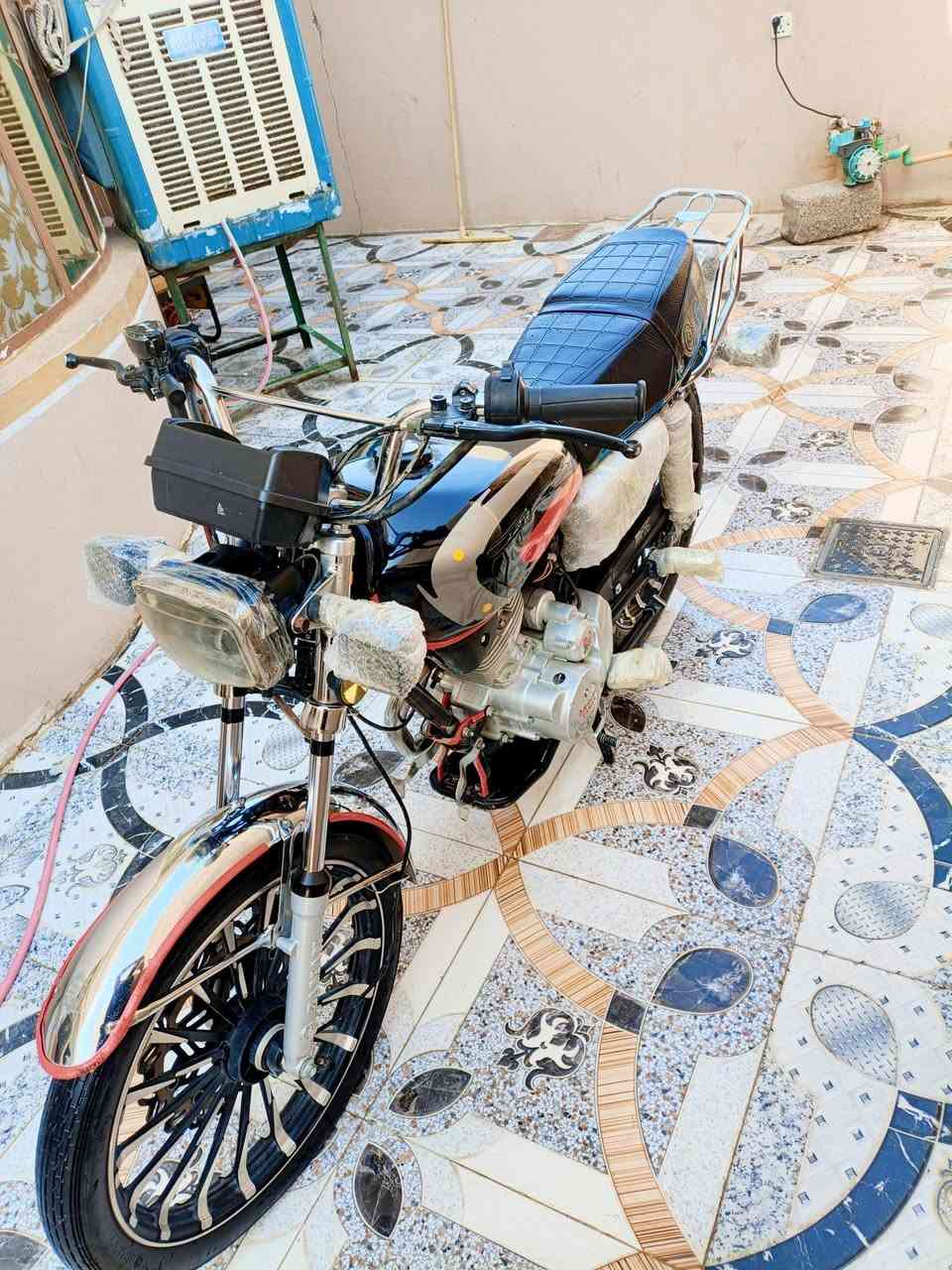 سلام عليكم دراجه للبيع موديل 2025 دراجه نضيفه عل شركه محرك سبانه ما حاطين عليه وراقه موجوده السعر 650 وبي مجال 
اتصل ودلل *********** مكان الدراجه ديالى دلي عباس
