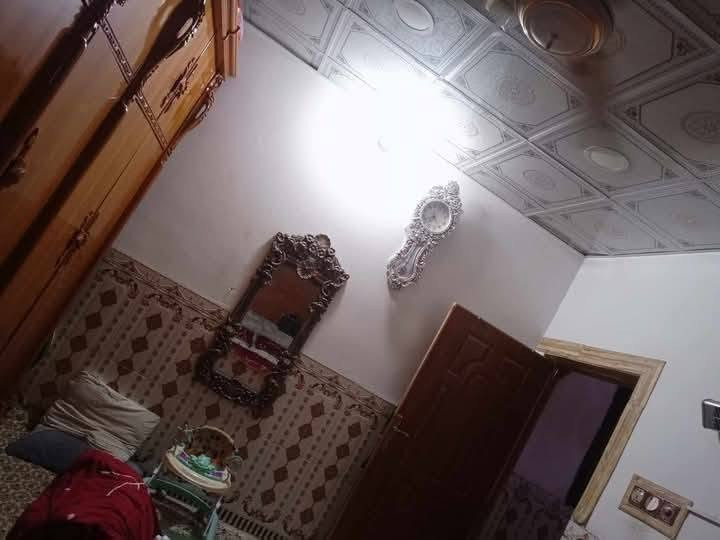بيت للبيع 70 متر زراعي نظيف  يتكون من غرفه وصاله ومطبخ وصحيات ومكشوفه وبيتونه وطارمه  البيتونه بلوك بنائها وباقي لبيت طابوك سيراميك وكاشي وسقف ثانوي وسياج لشارع بلوك  بيت نظيف عكاده الأساس صبابه ولكاع كاشي  المكان النجف حي ميسان وراه سكله الكراعاوي السعر 50 بي مجال الرقم ***********
