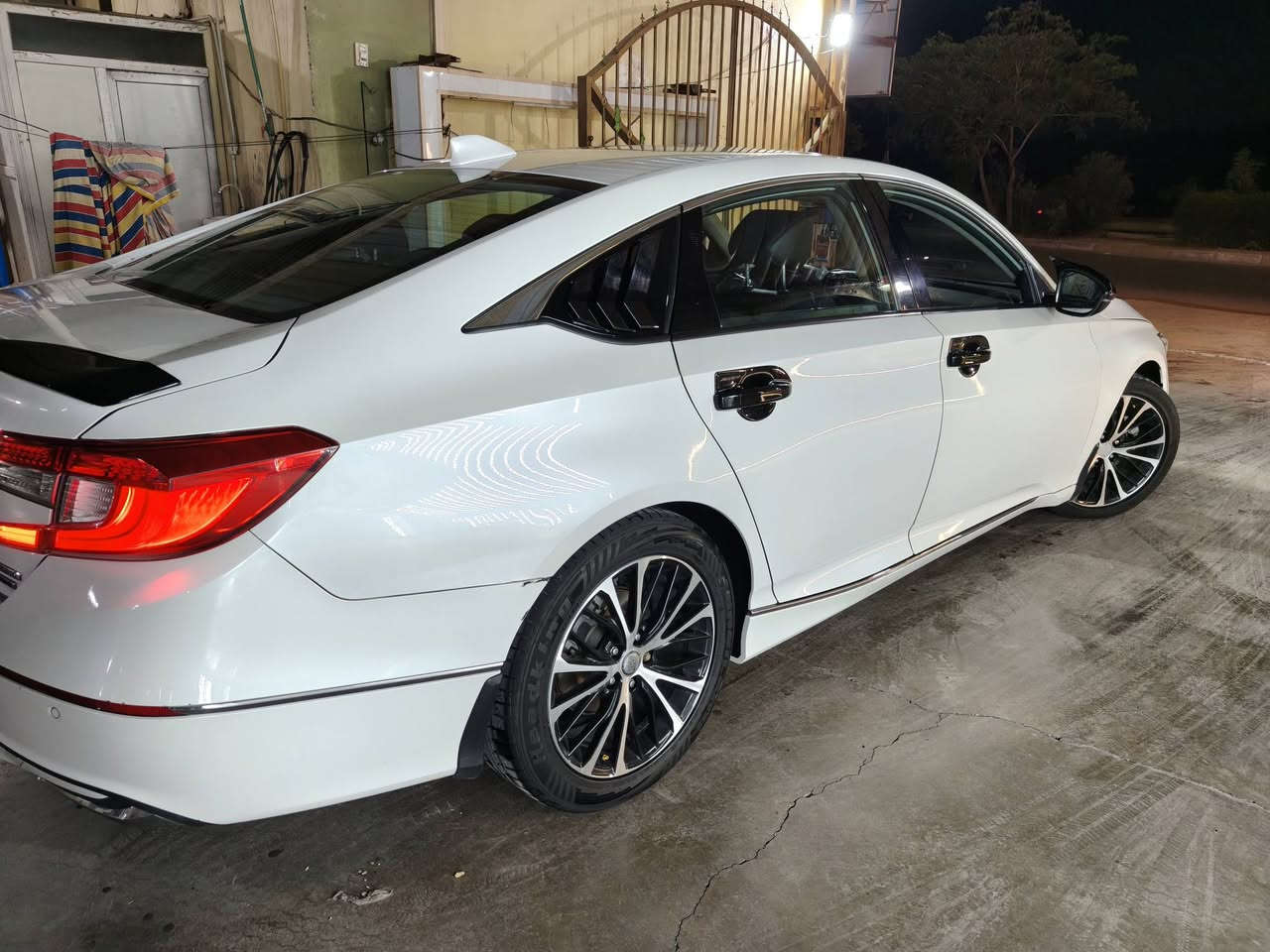 من رخصة الادمن للبيع أو المراوس Byd 
,محتاج فرق 
هوندا أكورد هايبرد 2022 (212 حصان)

فئة تورنك أعلى شي بالاكورد 

رقم بغداد باسمي تحويل مباشر 

مواصفات سيارة 

1- مكينة 2000 هايبرد 

2- كير ECVT دكم 

3- شاشة تحتوي على كار بلي + اندرويد اوتو 

4 - مقاعد جلد 

الامامي تبريد وتدفئة ومقعد السايق خزن ميموري

الخلفي تدفئة

5- داتا شو لعرض المعلومات امام السائق على جامة تدعم الخرائط وتنبيهات السيارة بأكملها

6- رادارات وحساسات مانع اصددام امامي وخلفي 

7- سياقة ذاتية تحديد مسار ومثبت سرعة

8- شتفتات ستيرن 

9- انضمة القيادة (EV-ECO- NORMAL - Sports)

10- فتحة سلايد روف 

11- اشاير بالمري+ حساسات تحذيرية بالمري

12- المري على بك ينزلن للأسفل 

13-ويل كاب 18 بلادي مال ياباني

14- دبلاتها بيها حساس كهرباء من تخلي سبورت تنطيك ثبات اقوى + الاستيرن يصير اثكل من طبيعي على مود الثباتية 

15- شاحن لاسلكي للهاتف

عليها اضافة 

1- سكوب مثلث بيانو بلاك 

2- سبايدر RS بيانو بلاك 

3- كب قبغ بانزين بيانو بلاك 

4- كفر يدات مع طوس بيانو بلاك

5- داش كام امامي وخلفي تسجيل 4K

6- بردات ابواب خلفية 

السيارة ضررها ربع الدعامية وربع جامرلغ الايمن مبدل ومصبوغ  ومباوك الباب هم صور  الحادث راح ارفقها هم

وربع الدعامية الامامية 

بيها بارد جامرلغ خلفي بصف البكلايت مامبين 

صدرها على بلاد بلكات جدد اصلي دينسو الياباني 
نوزلات وكلشي بالسيارة على بلاد
سعره 173 وبي مجال
للاستفسار 
*********** متوفر واتساب
