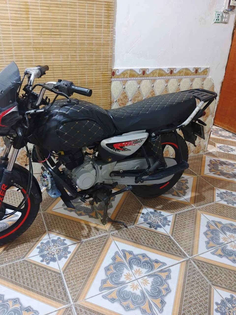 سلام عليكم دراجه بوكسر رقم وسنويه دراجه نضيفه ومتروكيه وضاله بل بيت محد يستعملها دراجه تخبل رزانه ومكينه وشلعه مكانها العشار رقم الهاتف ***********
2023سعرهه 1850وبيها مجال 
سلام عليكم دراجه بوكسر رقم وسنويه دراجه نضيفه ومتروكيه وضاله بل بيت محد يستعملها دراجه تخبل رزانه ومكينه وشلعه مكانها العشار رقم الهاتف ***********
