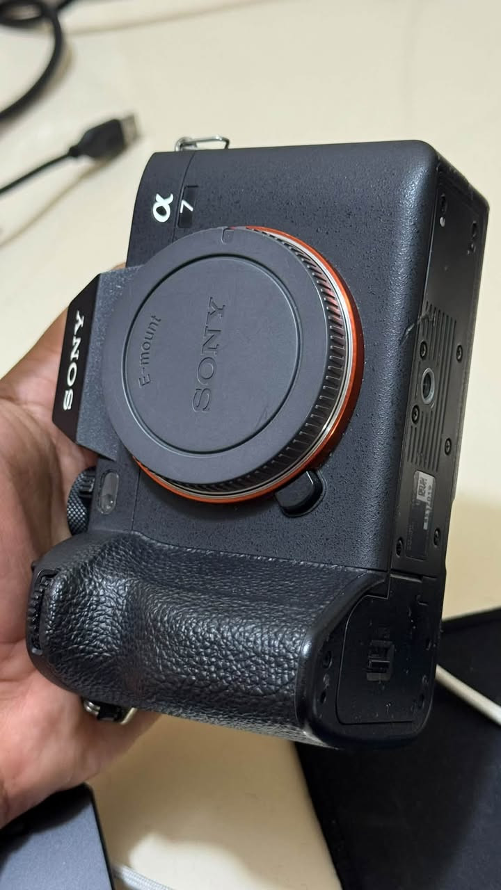 السلام عليكم ورحمة الله وبركاته 
للبيع Sony iv 
الكاميرا نظيفة وتاركها بالبيت صار هواي 
شترها ماعرف شكد  بس بحدود 15k هيج 
السعر مليونين و 300 قفل 
المحتويات كارتونه وبطاريتين وشاحنة دبل
مكاني بغداد شارع فلسطين
