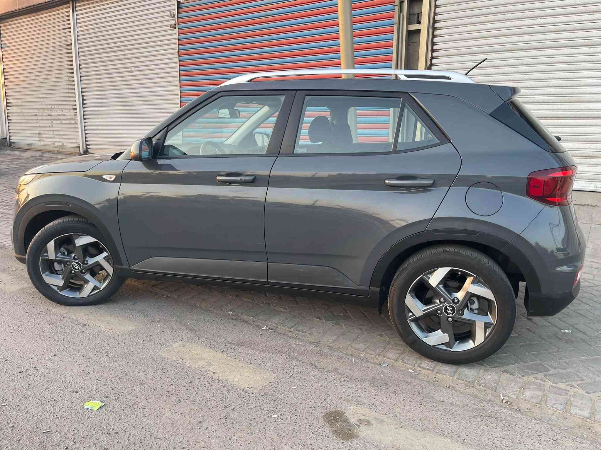 سلام عليكم
هيونداي فينو 2024 فول موصفات  بدون رقم 

ماشيه (2000ميل)

حادثهة مرفق بالصور   

بنيد مصلح ومصبوغ بابين  بيهن بارد فقط 

المواصفات:

بصمة/بصمة ابواب/فتحه سقف/تشغيل عن بعد/شاشة كبيرة /شاشة ديجتال/تدفئة كشنات/درايف مود(3 انظمة قيادة)/ رادار امامي وخلفي وجانبي / حساس نقطة عمياء/ تحكم ستيرن /ويل كب كروم / كروس سرعة / مانع انزلاق /شاحن لاسلكي /لدات امامي/ مكينة 1600 دبل نوزل/ 

عنوان السيارة: بغداد- شارع فلسطين 

للاستفسار  واتصال واتساب 

***********
